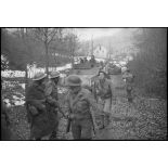 Progression des fusiliers marins du 1er RFM (régiment de fusiliers marins), à pied et motorisés, sur les hauteurs dominantes au nord-est de Champagney (Haute-Saône).