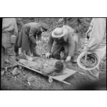 Fusilier marin blessé lors de la progession du 1er RFM (régiment de fusiliers marins) sur les hauteurs dominantes au nord-est de Champagney et évacué sur brancard par ses frères d'armes.