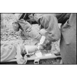 Fusilier marin blessé lors de la progession du 1er RFM (régiment de fusiliers marins) sur les hauteurs dominantes au nord-est de Champagney et évacué sur brancard par ses frères d'armes.