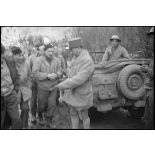 Le général Brosset, commandant la 1re DMI, ex-1re DFL, avec ses hommes au cours de leur progression sur les hauteurs dominantes au nord-est de Champagney.