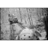 Difficile progression des troupes motorisées de la 1re DMI, ex-1re DFL, dans les bois, sur les hauteurs dominantes au nord-est de Champagney (Haute-Saône).