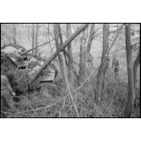 Difficile progression des troupes motorisées de la 1re DMI, ex-1re DFL, dans les bois, sur les hauteurs dominantes au nord-est de Champagney (Haute-Saône).