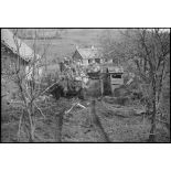 Difficile progression des troupes motorisées de la 1re DMI, ex-1re DFL, dans les bois, sur les hauteurs dominantes au nord-est de Champagney (Haute-Saône).