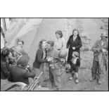 Réfugiés, ayant traversé les lignes au col de Morbieu, dans la forêt domaniale du Géhant (Vosges) fraternisant avec les soldats de la 1re DMI, ex-1re DFL.