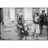 Habitants de Champagney fraternisant avec les hommes de la 1re DMI, ex-1re DFL, qui ont libéré la commune le 19 novembre 1944.