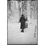Guet d'un soldat du 1er RFM (régiment de fusiliers marins) lors d'une patrouille de reconnaissance dans la forêt enneigée de Grattery dans les environs de Champagney (Haute-Saône).
