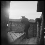 Marin observant l'estuaire de la Charente depuis Fouras.