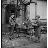 Le général Touzet du Vigier, commandant la 1re DB, avec les officiers supérieurs de son état-major, à son PC à Mulhouse.