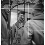 Le général Touzet du Vigier, commandant la 1re DB (division blindée), à son PC à Mulhouse.