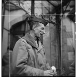 Le général Touzet du Vigier, commandant la 1re DB (division blindée), à son PC à Mulhouse.