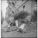 Fantassins d'une unité de 1re division blindée (1re DB) postés dans les faubourgs nord de Mulhouse lors des combats menés pour la reconquête de la ville.