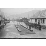 Prisonniers rassemblés dans le camp d'internement de 