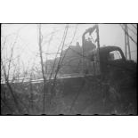 Une colonne de chars du 501e régiment de chars de combat (501e RCC) de la 2e division blindée (2e DB) progresse dans les environs de Strasbourg et croise l'épave d'un camion ennemi.