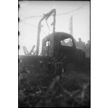 Une colonne de chars du 501e régiment de chars de combat (501e RCC) de la 2e division blindée (2e DB) progresse dans les environs de Strasbourg et croise l'épave d'un camion ennemi.