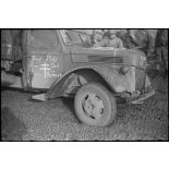 Un camion Ford (filiale Allemagne) pris à l'ennemi par le groupe d'escadrons de réparations XV (GER XV) de la 2e division blindée (2e DB) progresse dans la boue aux environs de Strasbourg.