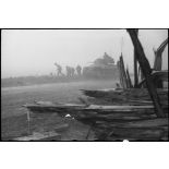 Fantassins de la 2e DB progressant dans les environs de Strasbourg appuyés par des chars du 501e RCC.