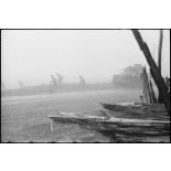 Fantassins de la 2e DB progressant dans les environs de Strasbourg appuyés par des chars du 501e RCC.