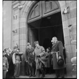 Le général Leclerc, commandant la 2e DB, et son aide de camp, le capitaine Girard (derrière le maire) sortent de l'église à Erstein (Bas-Rhin).