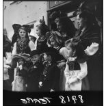 La population d'Erstein, en costume traditionnel alsacien, est venue saluer le général Leclerc et ses hommes qui ont libéré sa commune.