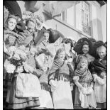 La population d'Erstein, en costume traditionnel alsacien, est venue saluer le général Leclerc et ses hommes qui ont libéré sa commune.