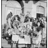 La population d'Erstein, en costume traditionnel alsacien, est venue saluer le général Leclerc et ses hommes qui ont libéré sa commune.