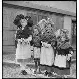 La population d'Erstein, en costume traditionnel alsacien, est venue saluer le général Leclerc et ses hommes qui ont libéré la commune.