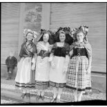 La population d'Erstein, en costume traditionnel alsacien, est venue saluer le général Leclerc et ses hommes qui ont libéré la commune.