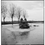 Un char léger du 501e RCC se dirige vers Benfeld (Bas-Rhin).