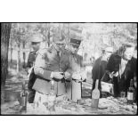 Le colonel de Milleret lors d'un méchoui avec le groupement Carnot.