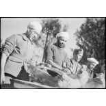 Tirailleurs marocains du groupement Carnot pendant un méchoui de l'Aïd-el kébir.
