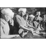 Tirailleurs marocains du groupement Carnot pendant un méchoui de l'Aïd-el kébir.