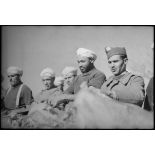 Tirailleurs marocains du groupement Carnot pendant un méchoui de l'Aïd-el kébir.