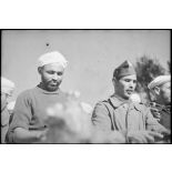 Tirailleurs marocains du groupement Carnot pendant un méchoui de l'Aïd-el kébir.