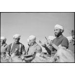 Tirailleurs marocains du groupement Carnot pendant un méchoui de l'Aïd-el kébir.