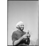 Tirailleurs marocains du groupement Carnot pendant un méchoui de l'Aïd-el kébir.