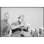 Tirailleurs marocains du groupement Carnot pendant un méchoui de l'Aïd-el kébir.