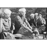 Tirailleurs marocains du groupement Carnot pendant un méchoui de l'Aïd-el kébir.