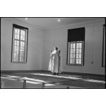 Tirailleur marocain du groupement Carnot priant pour la célébration de l'Aïd el-kébir.