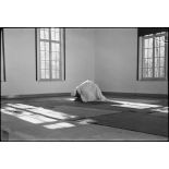 Tirailleur marocain du groupement Carnot priant pour la célébration de l'Aïd el-kébir.