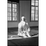 Tirailleur marocain du groupement Carnot priant pour la célébration de l'Aïd el-kébir.