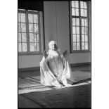 Tirailleur marocain du groupement Carnot priant pour la célébration de l'Aïd el-kébir.