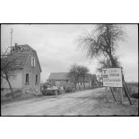 Une automitrailleuse M8 du 1er régiment de marche de spahis marocains (1er RMSM) de la 2e division blindée (2e DB) stationne dans les environs de Sélestat (Bas-Rhin).