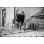 Dirigeants d'une filature à Sélestat (Bas-Rhin) devant leur entreprise en ruine.