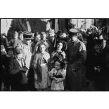 La population et les hommes de la 2e DB célèbrent ensemble la libération d'Erstein.