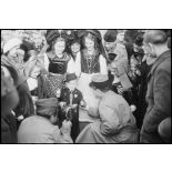 La population et les hommes de la 2e DB célèbrent ensemble la libération d'Erstein.