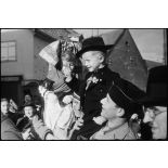 Jeunes Alsaciens portés en triomphe dans Erstein libéré.