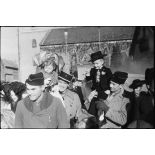 Jeunes Alsaciens portés en triomphe dans Erstein libéré.