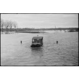 La  jeep Vagabond de la compagnie mixte de transmissions 97/84 de la 2e DB aux abords de l'Ill.