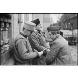 Officiers de la 2e DB au PC du sous-groupement Putz installé à Ehl (Bas-Rhin).