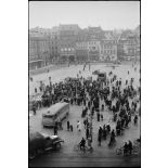 Foule rassemblée place Kléber à Strasbourg (Bas-Rhin) pour écouter les nouvelles diffusées depuis un haut-parleur.